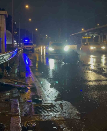 Kaza yaptı, motor yerinden çıktı: 1’i ağır 2 yaralı