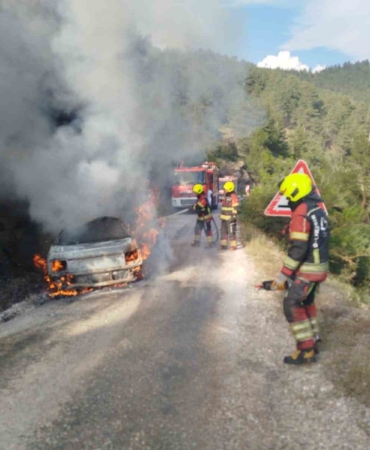 Dursunbey’de araç yangını ormana sıçradı