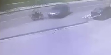 Otomobille çarpışan motosikletlinin kaza anı kameraya yansıdı