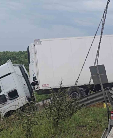 Kuzey Marmara’da otomobilin çarptığı tır bariyerleri aşıp yoldan çıktı
