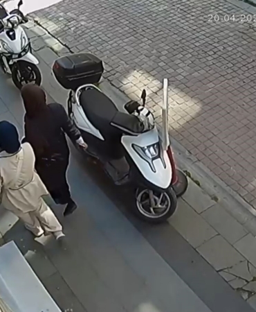 Bayrampaşa’da 7 milyonluk ziynet eşyasının bulunduğu kasayı torbaya koyup çalan iki kadın kamerada