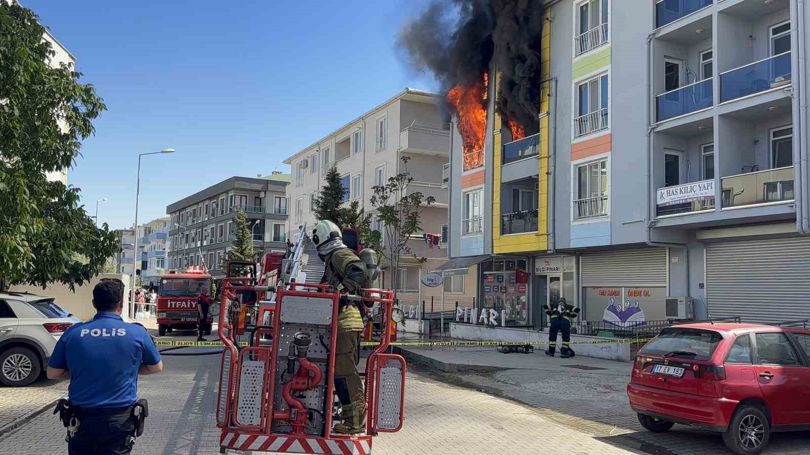 Çanakkale’de 4 katlı binada can pazarı: Alev ve dumanlar arasında kalan kadın sağ salim kurtarıldı