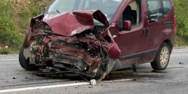 Çanakkale’de iki otomobil çarpıştı: 4 kişi yaralandı