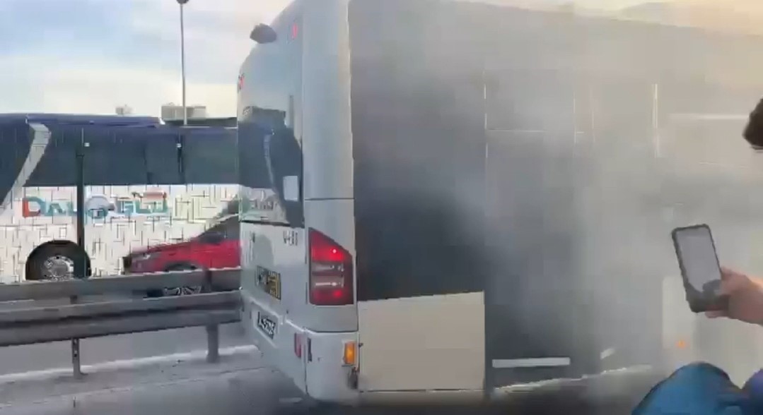 Kağıthane’de metrobüste yangın çıktı