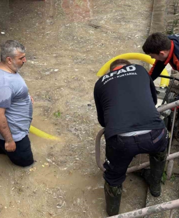 Edirne’de sağanak iş yerlerini su altında bıraktı