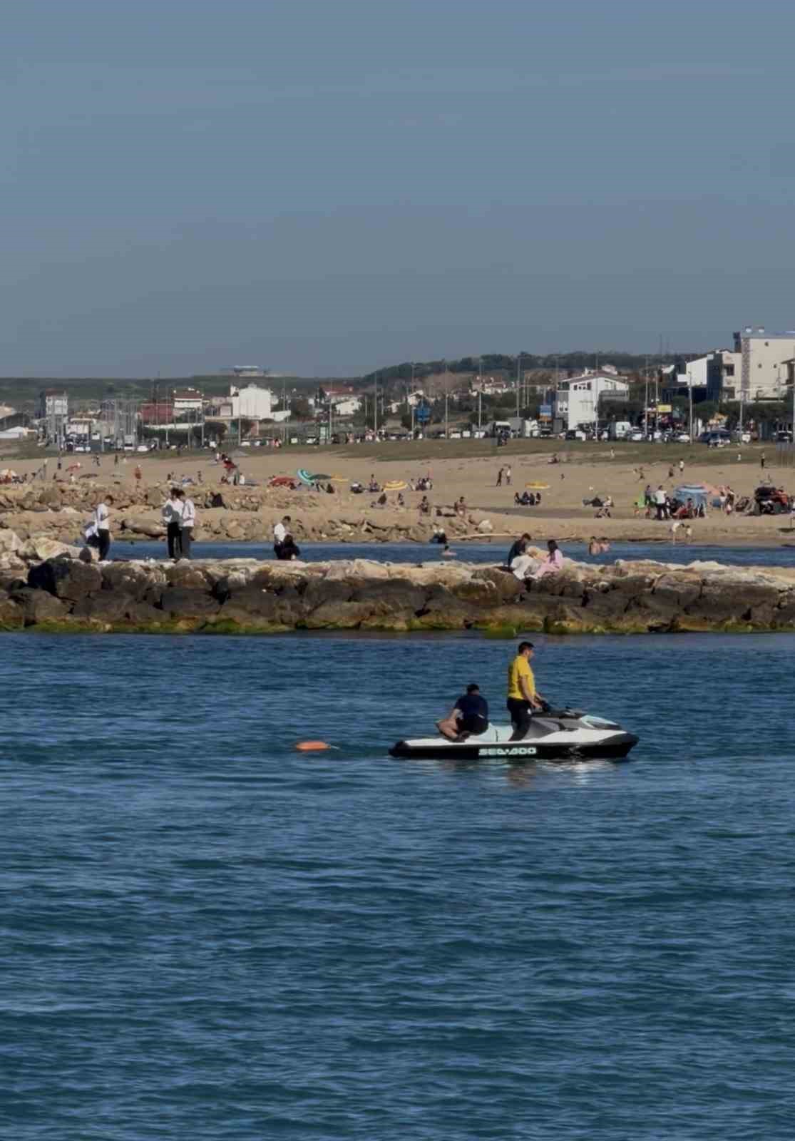 Karaburun Sahili’nde boğulma tehlikesi geçiren kişi son anda kurtarıldı