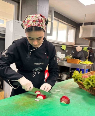 Burhaniye’de fakülte bahçesinde yetişen sebzeler hasat edildi