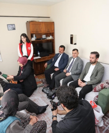 Yaşlıların ayağına doktor, berber ve tesisatçı gitti, dünyalar onların oldu