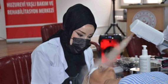 Huzurevi sakinlerine Anneler Günü’nde anlamlı dokunuş