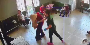 Yaşlı bakım merkezinde skandal görüntüler: Hastaya şiddet ve tükürme kamerada