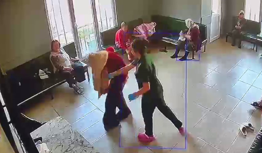 Yaşlı bakım merkezinde skandal görüntüler: Hastaya şiddet ve tükürme kamerada