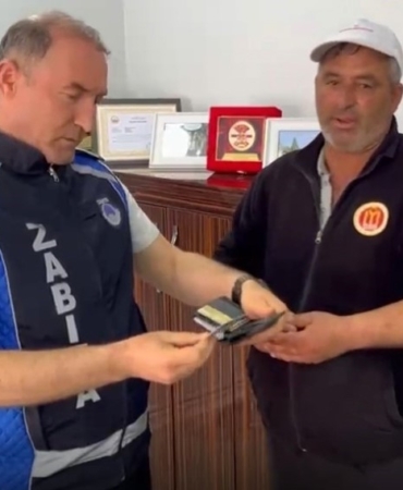 Bilecik’te temizlik görevlisi bulduğu cüzdanı zabıtaya teslim etti