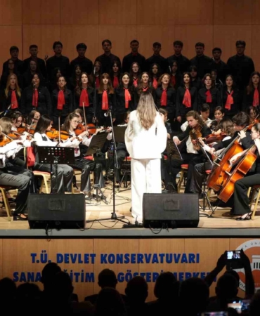 Edirne Lisesi’nden hafızalara kazınan gece: Genç yetenekler ayakta alkışlandı