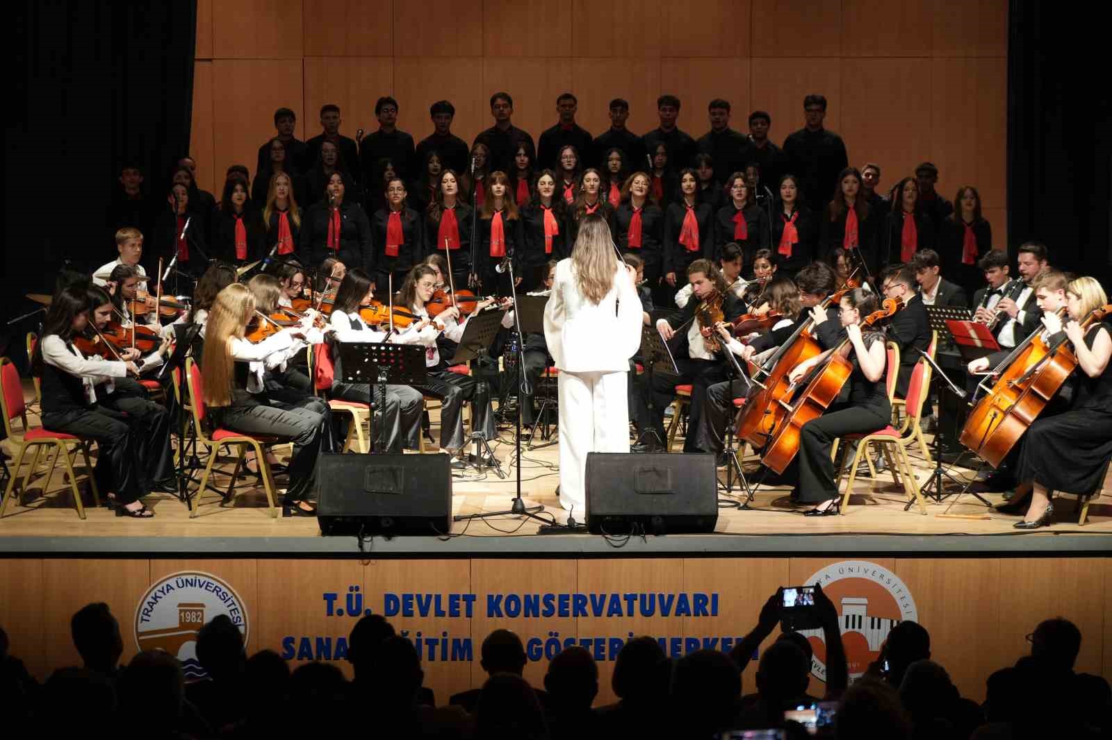 Edirne Lisesi’nden hafızalara kazınan gece: Genç yetenekler ayakta alkışlandı