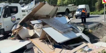 Sarıyer’de bariyerlere çarpan karavan paramparça oldu, sürücü hayatını kaybetti
