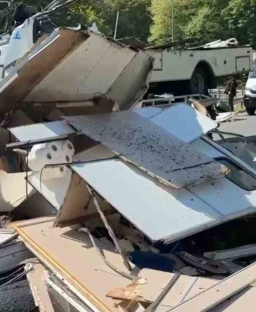 Sarıyer’de bariyerlere çarpan karavan paramparça oldu, sürücü hayatını kaybetti
