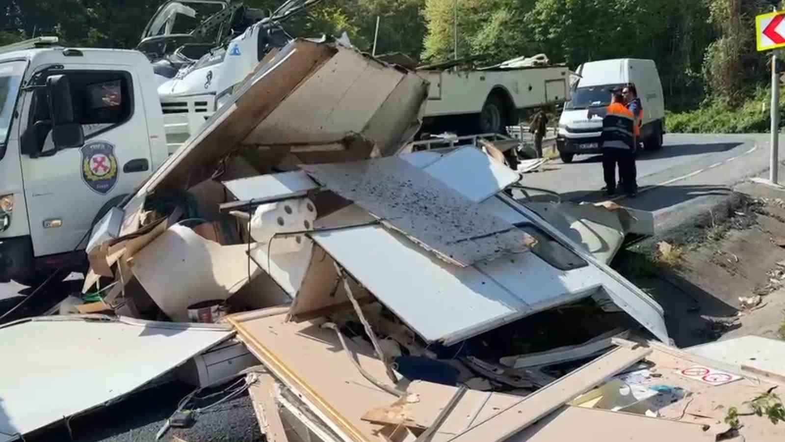 Sarıyer’de bariyerlere çarpan karavan paramparça oldu, sürücü hayatını kaybetti
