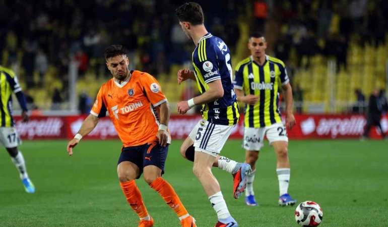 Trendyol Süper Lig: Fenerbahçe: 1 - RAMS Başakşehir: 1 (İlk yarı)