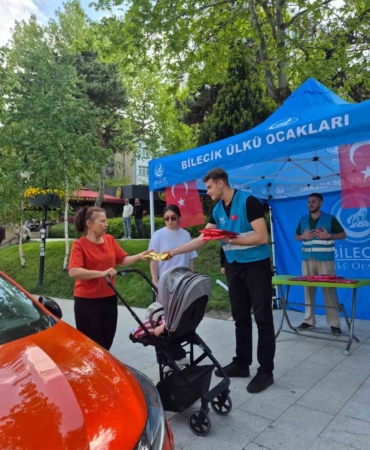 Ülkü Ocakları’ndan Anneler Günü’nde kadınlara hediye