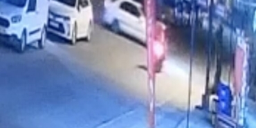 Motosiklet ile otomobilin çarpışması kameraya yansıdı