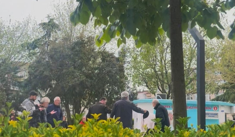 Parkta iki yaşlı adam arasında yumruklu kavga: 1 yaralı