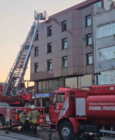 Fatih’te otelde çıkan yangında 32 yaşındaki kişi hayatını kaybetti