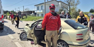Balıkesir’de otomobiller çarpıştı: 3’ü ağır 6 yaralı