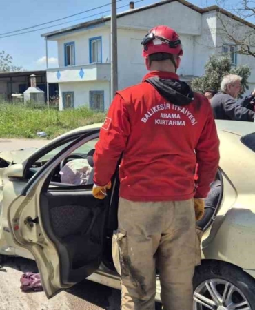 Balıkesir’de otomobiller çarpıştı: 3’ü ağır 6 yaralı