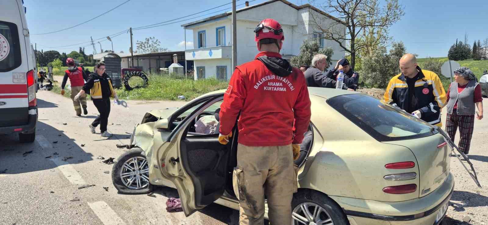 Balıkesir’de otomobiller çarpıştı: 3’ü ağır 6 yaralı