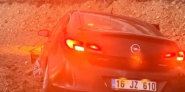 Kontrolden çıkan otomobil inşaata uçtu: 2 yaralı