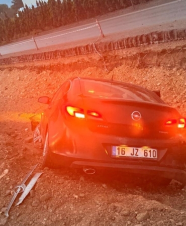Kontrolden çıkan otomobil inşaata uçtu: 2 yaralı