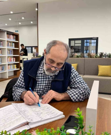 68 yaşında kütüphanede Osmanlıca ve Arapça öğreniyor