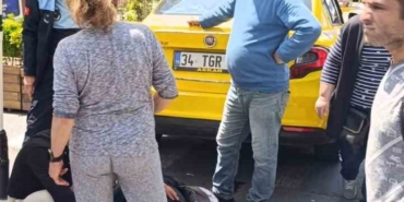 Şişli’de geri geri giden taksi, yaşlı kadını altına aldı