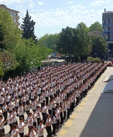 537 öğrenciden dev kaşık oyunu koreografisi