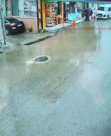 Kamyonet yayaların arasına daldı, o anlar kameraya yansıdı