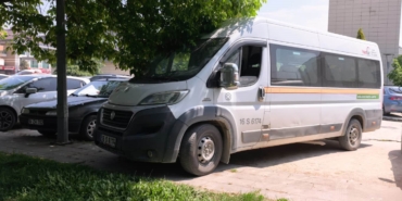 Servis aracının çarptığı yaşlı adam yaralandı