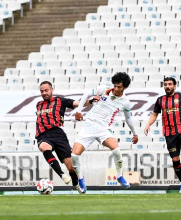 Trendyol Süper Lig: Fatih Karagümrük: 0 - Corendon Alanyaspor: 1 (İlk yarı)