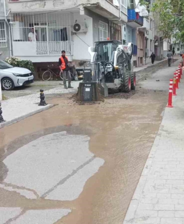Altyapı çalışmasında ana su hattı patladı