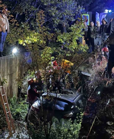 Sakarya’da otomobil dereye uçtu: 1 yaralı