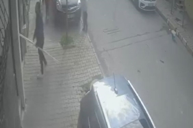 Arnavutköy’de dehşet anları: Çocuklara saldırdı, bina sakinlerine bıçak çekti