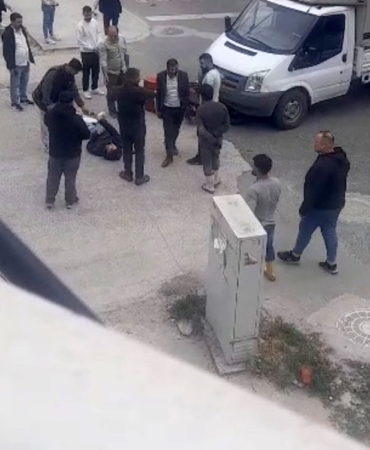 Yaralı sürücü ambulansı beklerken sigara yaktı