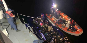 Çanakkale’de mobil radarın tespit ettiği 31 kaçak göçmen ve 1 göçmen kaçakçı yakalandı