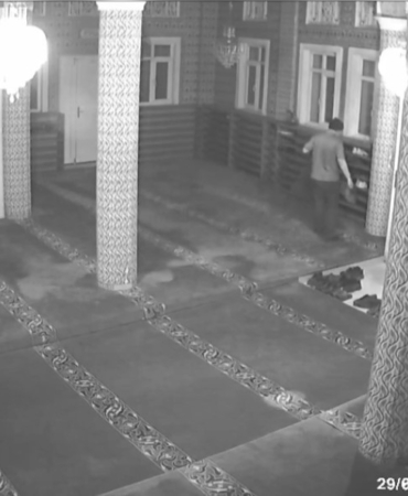 Sultangazi’de camide beğendiği ayakkabıyı montunun içine saklayarak çalan hırsız kamerada