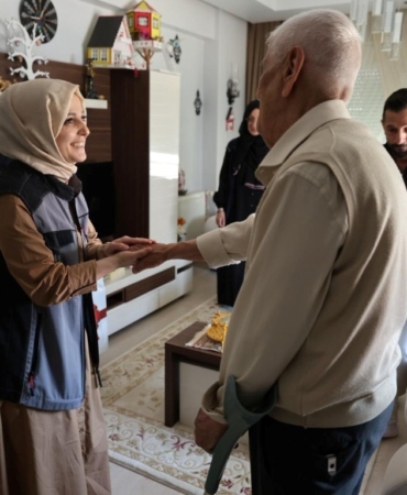 "Alo Evlat" ekipleri bayramda yaşlıları yalnız bırakmadı