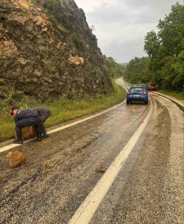 Aşırı yağış sonrası kayalar yola düştü