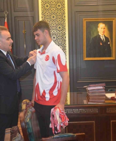 Edremitli muaythai sporcusu dünya şampiyonluğu için Malezya yolcusu