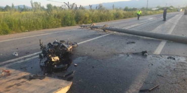 Otomobilin devirdiği elektrik direğine motosiklet çarptı: 4 yaralı