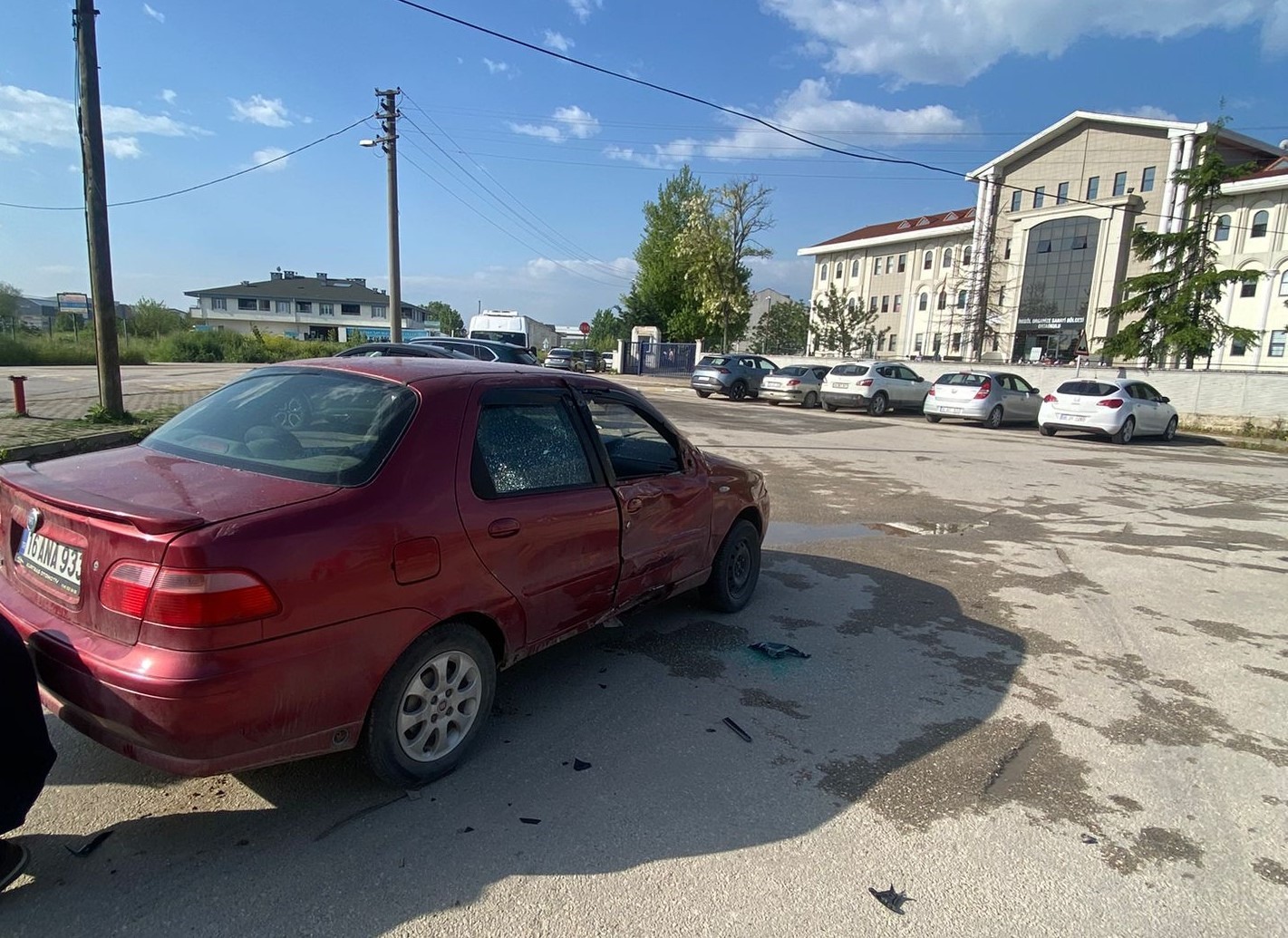 Motosiklet ile otomobil çarpıştı: 5 yaralı