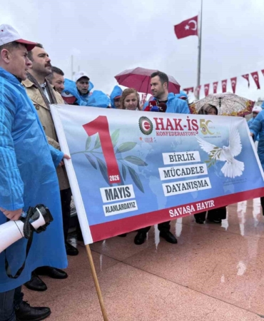 HAK-İŞ üyeleri Kazancı Yokuşu’na karanfil ve Taksim’e çelenk bıraktı