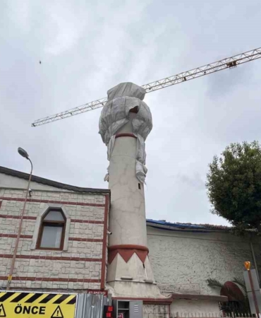 Fatih’te 400 yıllık cami minaresinin kubbesi vinç çarpmasıyla yıkıldı